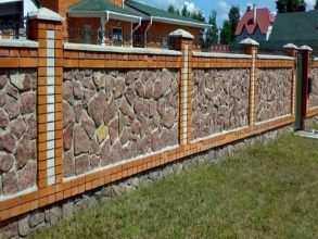 Кирпичный забор с камнем 12 метров фото в Павловском Посаде