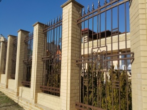Кирпичный забор с ковкой  10 метров фото в Павловском Посаде